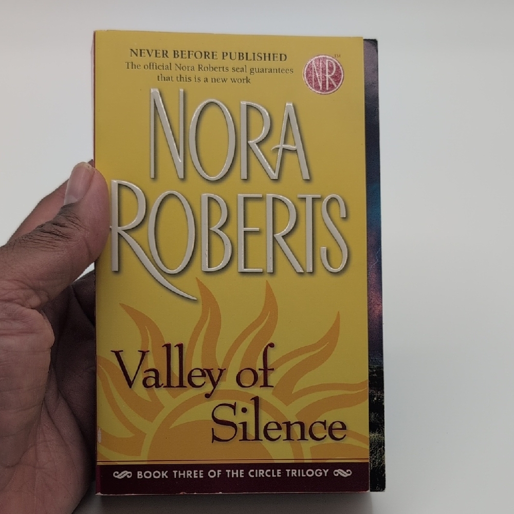 💵2/$10Bundle and Save💵Nora Roberts 'Valley of Silence' Book
